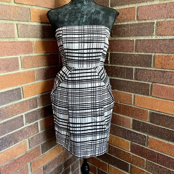 Black and White Plaid Strapless Dress with Pockets - Picture 2 of 12